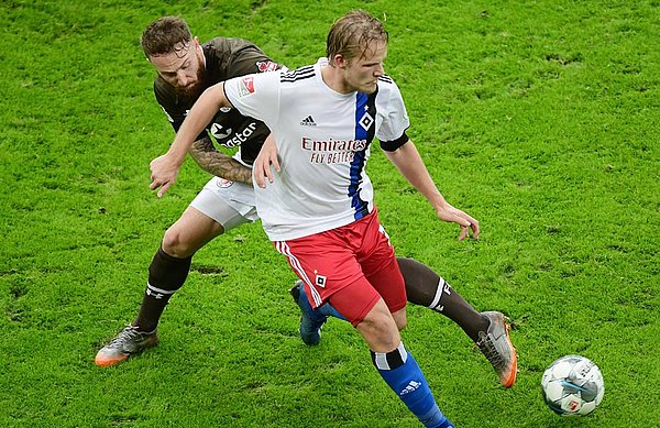 Joel Pohjanpalo, der sein Startelf-Debüt für den HSV feierte, mühte sich ebenso wie seine Teamkollegen, blieb vor dem Tor aber glücklos und verletzte sich kurz vor Ultimo am Beckenkamm. Joel Pohjanpalo schirmt den Ball gegen Marvin Knoll ab.