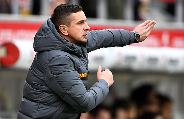 Regensburg manager Selimbegovic is a fan of a traditional 4-4-2 system, and will look to use the power and strength of his front two to cause problems for the HSV backline.