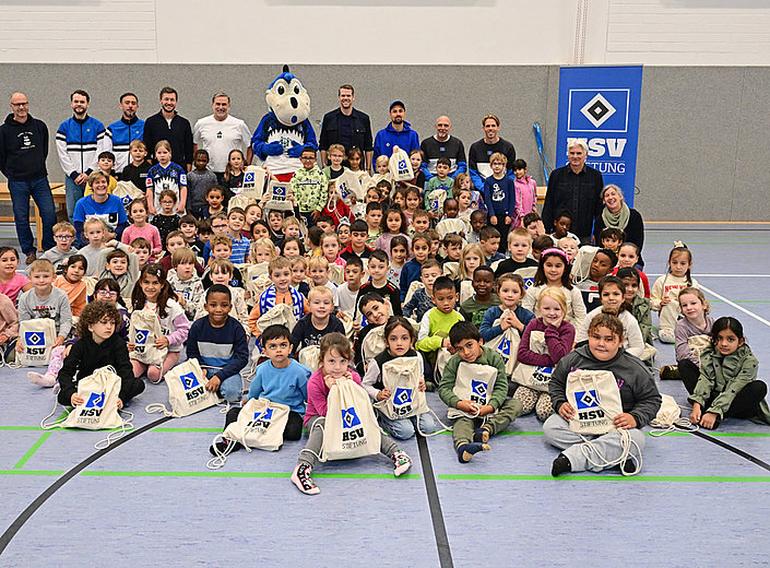 HSV-Stiftung übergibt Schulstartpakete