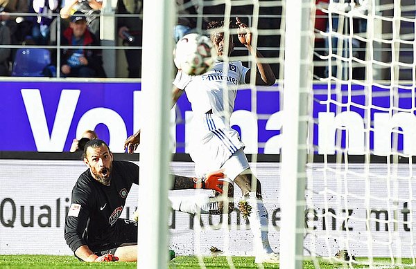 Bakery Jatta erzielte in dieser Szene sein erstes Pflichtspieltor für den HSV und sorgte mit seinem Treffer zum 3:1 für die Entscheidung in Aue.