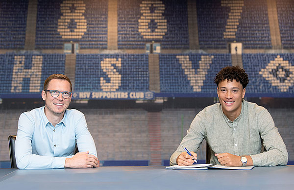 Freuen sich auf die weitere Zusammenarbeit: HSV-Sportdirektor Michael Mutzel und Innenverteidiger Jonas David.