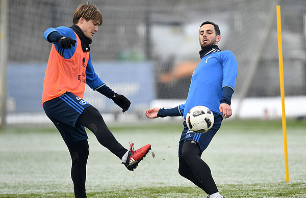 Gotoku Sakai und Mergim Mavraj im Trainingszweikampf.