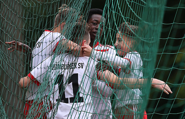 Vier U15-Spielern freuen sich gemeinsam über ein Tor. 