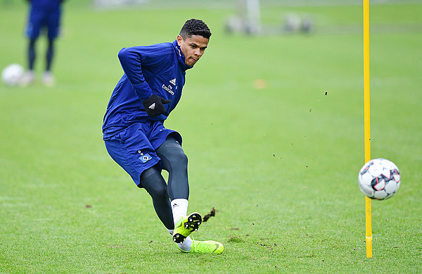 Douglas Santos mit einem Schuss im Training.