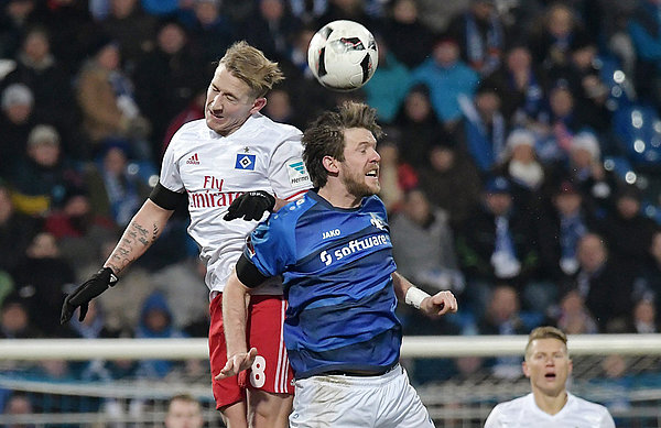 Lewis Holtby im Kopfballduell beim Auswärtsspiel in Darmstadt.