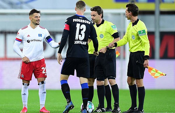 Seitenwechsel: In der kommenden Saison spielen Tim Leibold (li.) und Sebastian Schonlau nicht mehr gegeneinander, sondern in einem Team. Tim Leibold und Sebastian Schonlau bei der Seitenwahl.