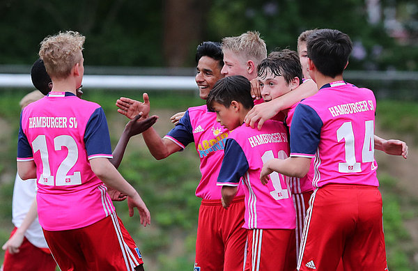 Richtig jubeln können die Jungs von der U14 ebenfalls. Richtig jubeln können die Jungs von der U14 ebenfalls.