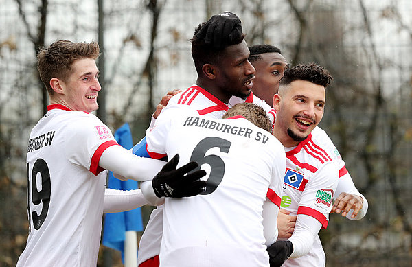 Da war die Freude noch groß. Bakery Jatta wird beim 1:0 von seinen Teamkollegen gefeiert.