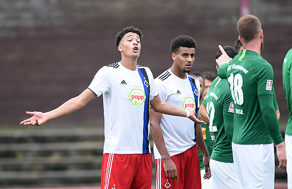 Jonas David und Josha Vagnoman diskutieren während eines Regionalligaspiels mit dem Gegenspieler.