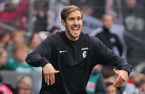 Steht mit seinen noch jungen 39 Jahren seit dieser Saison in der Hauptverantwortung: Freiburgs neuer Cheftrainer Julian Schuster. Steht mit seinen noch jungen 39 Jahren seit dieser Saison in der Hauptverantwortung: Freiburgs neuer Cheftrainer Julian Schuster.