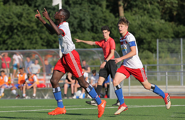 U15-Spieler beim Torjubel.