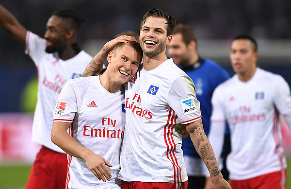 Dennis Diekmeier: "Wir können jetzt zwei Tage echt glücklich sein" Matthias Ostrzolek und Dennis Diekmeier liegen sich in den Armen.