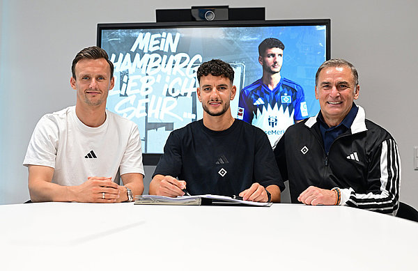 Gemeinsam mit Claus Costa (l.) und Stefan Kuntz (r.) freut sich Daniel Elfadli auf die Fortsetzung des gemeinsamen Weges beim HSV. Gemeinsam mit Claus Costa (l.) und Stefan Kuntz (r.) freut sich Daniel Elfadli auf die Fortsetzung des gemeinsamen Weges beim HSV.