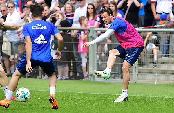 Nicolai Müller spielt auf dem Trainingsplatz einen Pass. 