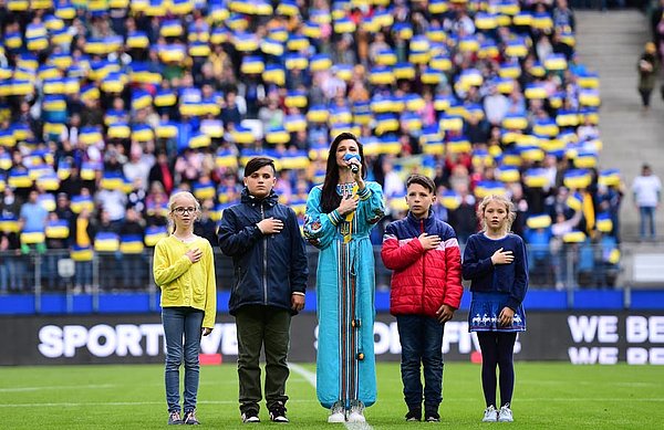 Gänsehautmoment: Vor dem Anpfiff wurde von der Sängerin Navka Singer die ukrainische Nationalhymne gesungen. 