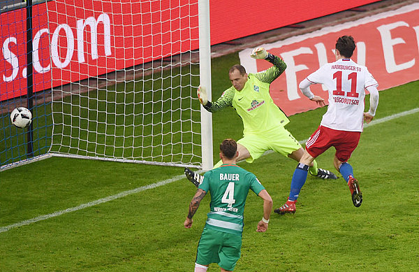 Michael Gregoritsch trifft zum 2:1 im Nordderby gegen Werder Bremen.
