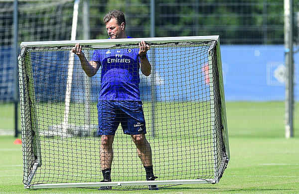 Dieter Hecking hebt ein Tor im Training an. 