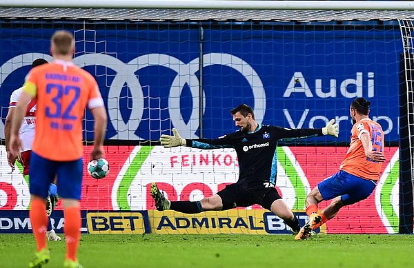 A rebound falls to Serdar Dursun, and he makes no mistake against Sven Ulreich. A rebound falls to Serdar Dursun, and he makes no mistake against Sven Ulreich.