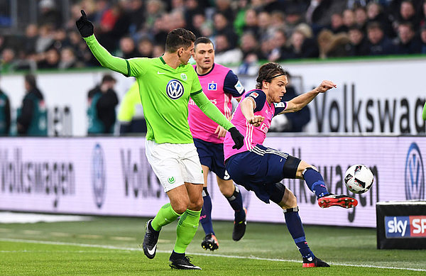Albin Ekdal im Zweikampf.
