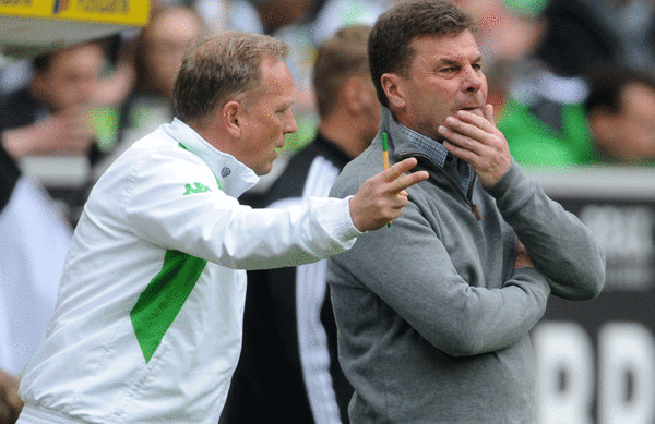 Co-Trainer Dirk Bremser und Dieter Hecking bei einem Bundesliga-Spiel. 