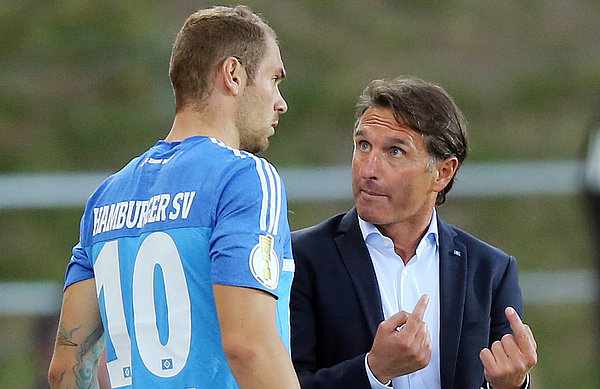 Bruno Labbadia und Pierre-Michel Lasogga im Gespräch.