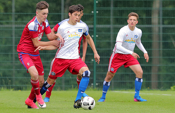 U15-Kapitän Emanuel Mirchev möchte mit seinen Jungs noch einen Sprung in der Tabelle machen. U15-Kapitän Emanuel Mirchev möchte mit seinen Jungs noch einen Sprung in der Tabelle machen.