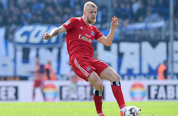 Rick van Drongelen spielt einen Pass. 