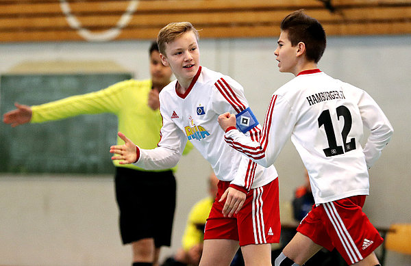 Zwei U13-Kicker des HSV freuen sich über den Treffer in der Halle. 