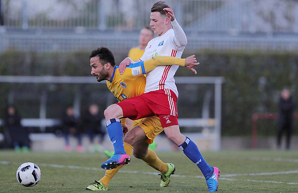 U21-Stürmer Törles Knöll hatte gegen den 37-jährigen Deniz Dogan einen schweren Stand. U21-Stürmer Törles Knöll im Zweikampf mit dem 37-jährigen Deniz Dogan.