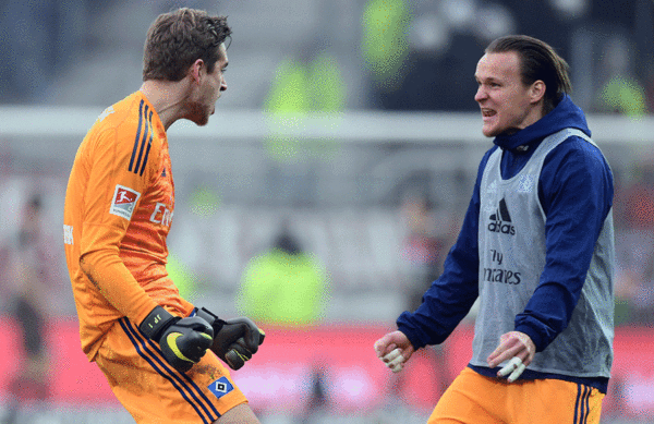 Tom Mickel (r.) glaubt an die Mannschaft und ihre Kraft in besonderen Momenten. Und an seinen Torwart-Kollegen Julian Pollersbeck, mit dem er sich stets gegenseitig pusht.