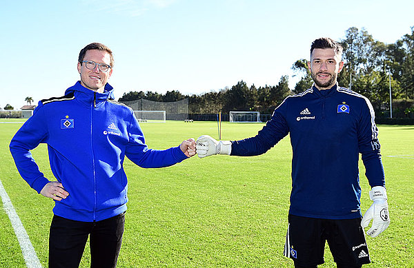 Freuen sich über die weitere Zusammenarbeit bis 2024: Sportdirektor Michael Mutzel und Torhüter Daniel Heuer Fernandes. Freuen sich über die weitere Zusammenarbeit bis 2024: Sportdirektor Michael Mutzel und Torhüter Daniel Heuer Fernandes.