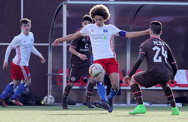 U16-Kicker Jonah Fabisch mit einer akrobatischen Ballannahme.