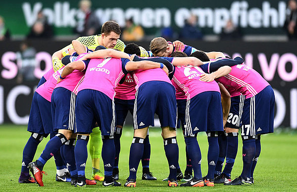 The Rothosen performed well in the face of adversity. HSV huddle before kick off at the sold out VW Arena.