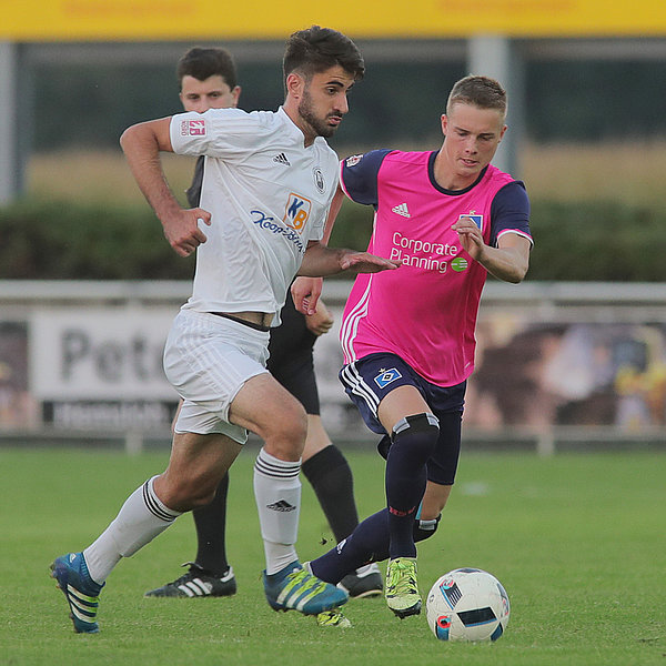 Finn Porath ist ein wichtiger Baustein im Team von Trainer Dirk Kunert. Finn Porath dribbelt mit dem Ball.