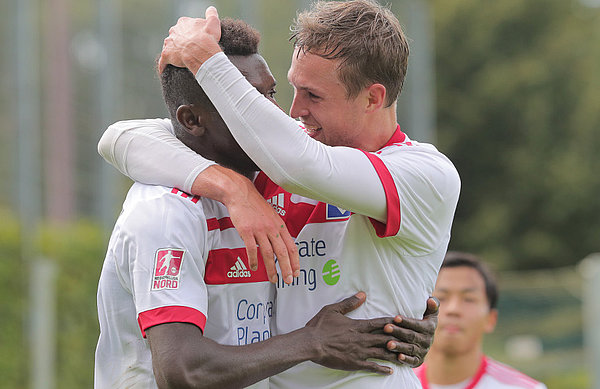 Matti Steinmann (r.) herzt Torschützen Bakery Jatta.