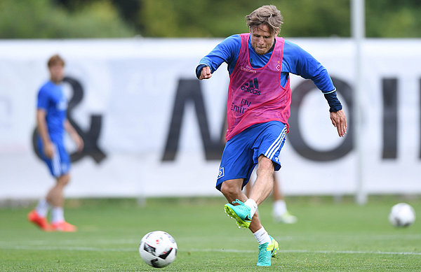 Nicolai Müller beim Torschuss im Training. 