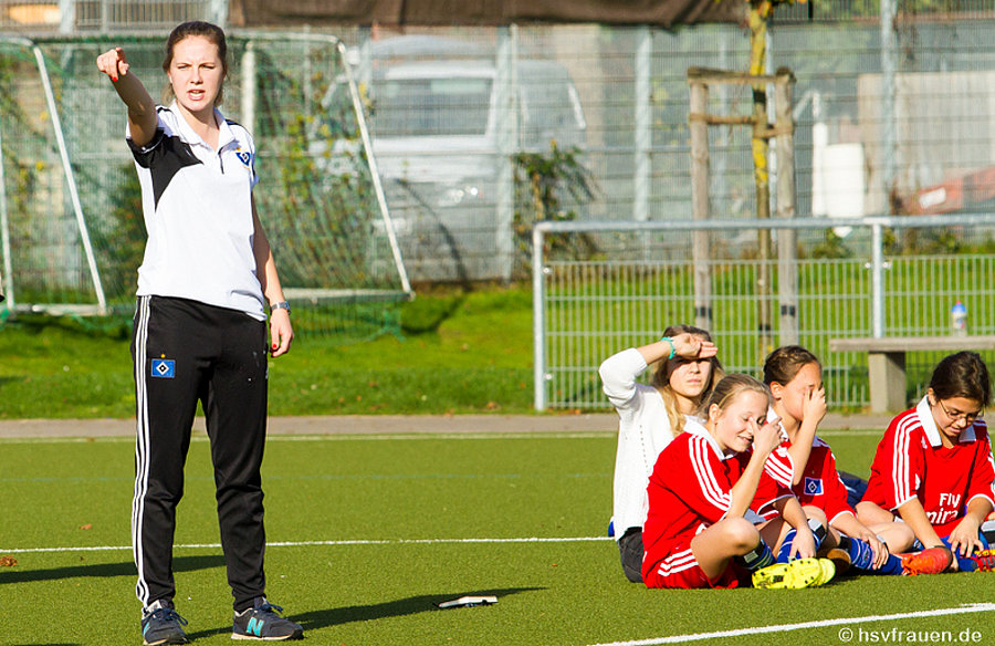 Kristin Witte zeigt auf dem Spielfeld mit ausgestrecktem Arm, wo es lang geht.