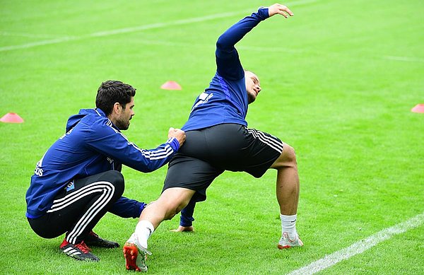 Schon im Sommertrainingslager unterstützte Sebastian Capel (li.) Ewerton bei seinen Übungen. Sebastian Capel korrigiert Ewerton bei einer Übung auf dem Platz.