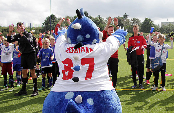 Dino Hermann jubelt zusammen mit den Teilnehmern des Fußballschulen-Cups.