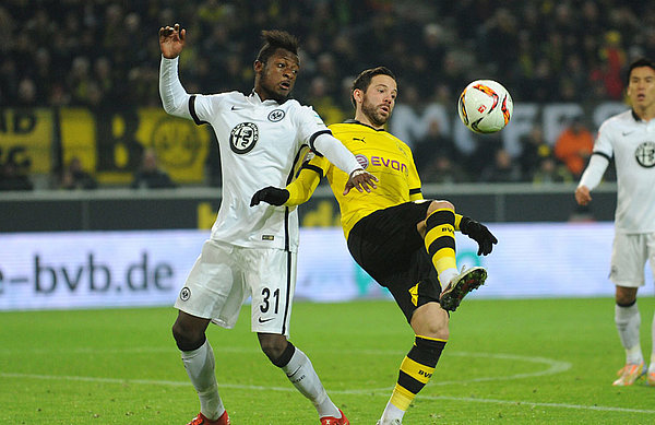 Für Eintracht Frankfurt bestritt David Kinsombi - hier im Duell mit Gonzalo Castro von Borussia Dortmund - insgesamt vier Bundesligaspiele. David Kinsombi im Zweikampf mit Gonzalo Castro.