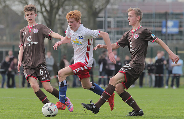 U15-Kicker Maurice Schott kann sich aus der Pauli-Zange lösen.