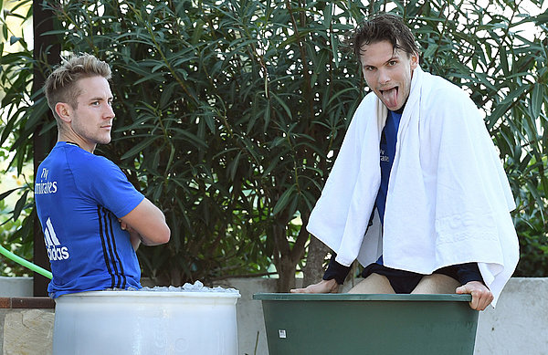 Ekdal with roommate Lewis Holtby - an ice bath is compulsory after training sessions. 