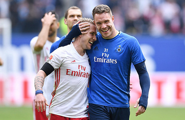 Christian Mathenia und Lewis Holtby freuen sich über Sieg gegen Köln.