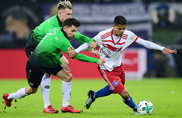 Douglas Santos setzt sich im Zweikampf mit Julian Korb und Felix Klaus durch und führt den Ball am Fuß. 