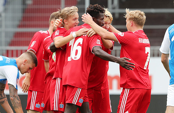 Da gab es noch Grund zum Jublen: Marco Drawz wird nach dem 1:0 von seinen Teamkameraden gefeiert.