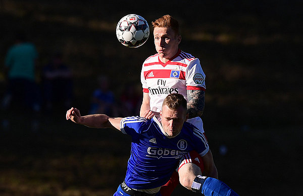 David Bates gewinnt im Testspiel gegen Büdelsdorf einen Kopfball.