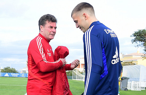 Dieter Hecking unterhält sich mit Jordan Beyer.