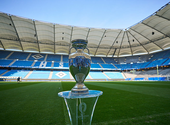 Die „Giant Trophy“ der UEFA EURO 2024 auf der Westplaza
