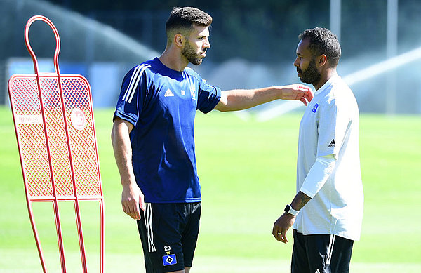 Als einer von zwei Zugängen stand Klaus Gjasula (li.) bei der ersten Einheit von Daniel Thioune (re.) auf dem Platz. Klaus Gjasula steht neben Daniel Thioune auf dem Trainingsplatz.