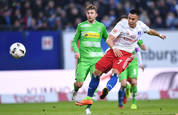 Bobby Wood schießt gegen Gladbach. 